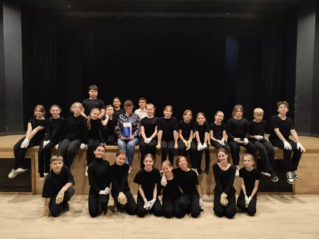 Grupa teatralna klas 4 i 5 z prowadzącą Sylwią Gajewską.