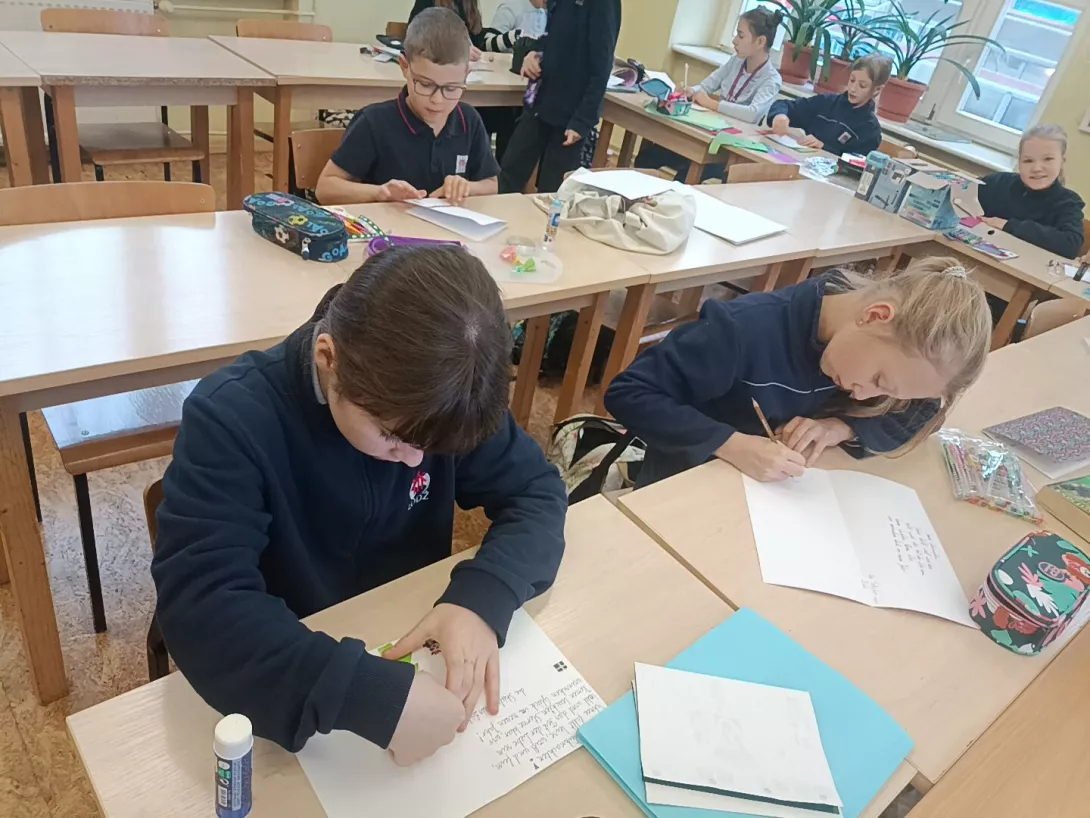 Uczniowie wykonują kartki świąteczne