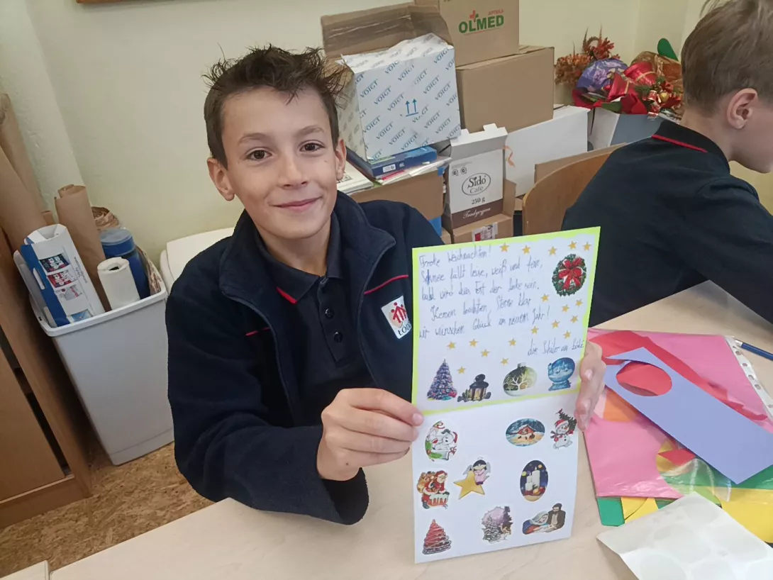 Uczniowie wykonują kartki świąteczne