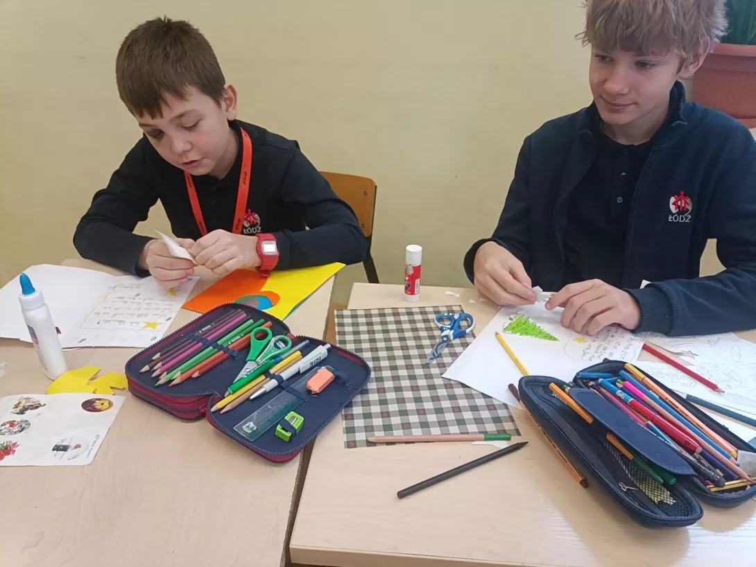 Uczniowie wykonują kartki świąteczne