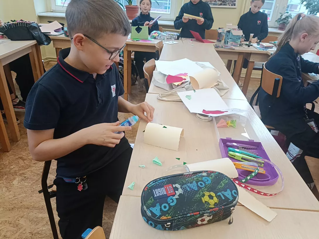 Uczniowie wykonują kartki świąteczne