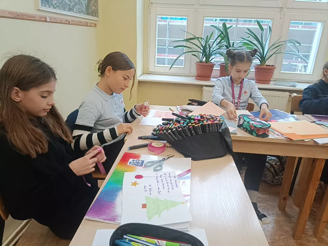 Uczniowie wykonują kartki świąteczne