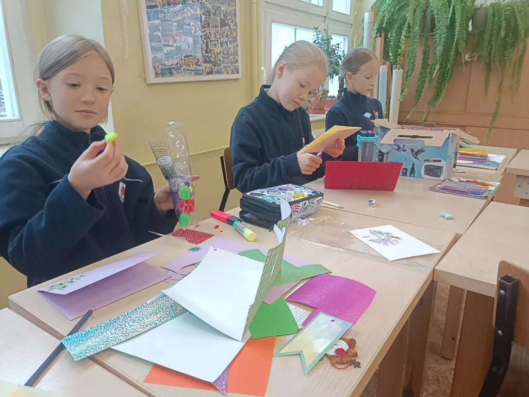 Uczniowie wykonują kartki świąteczne