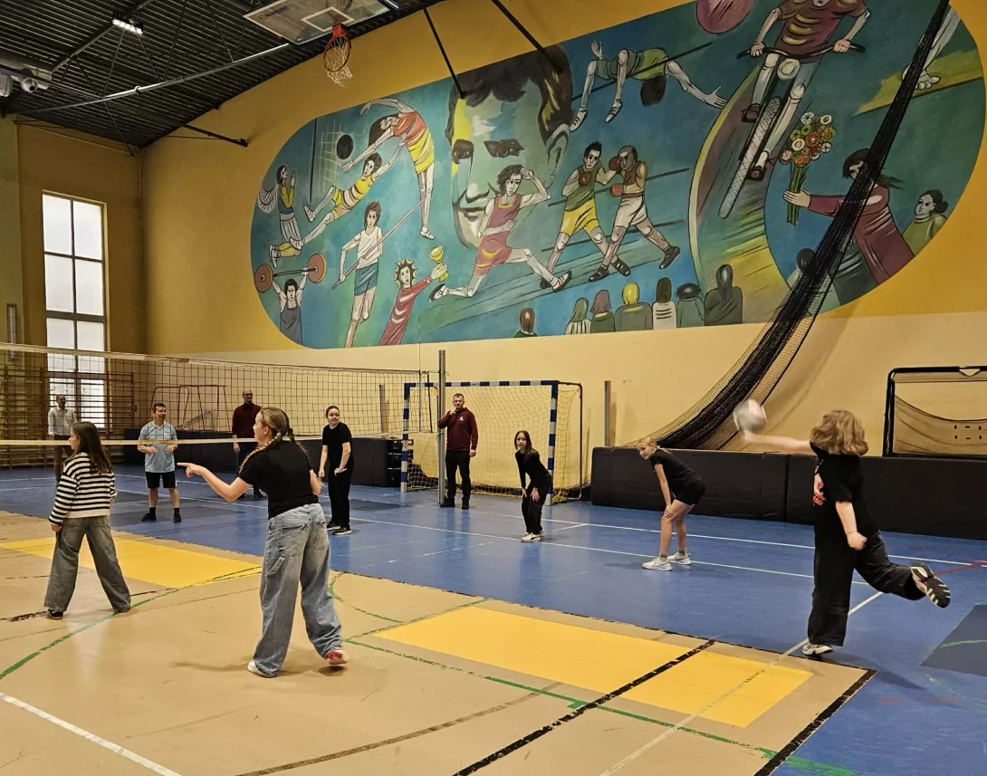 Uczniowie z rodzicami grają w siatkówkę