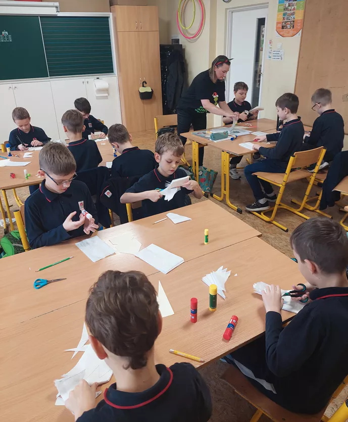 klasa 2b podczas warsztatów plastycznych