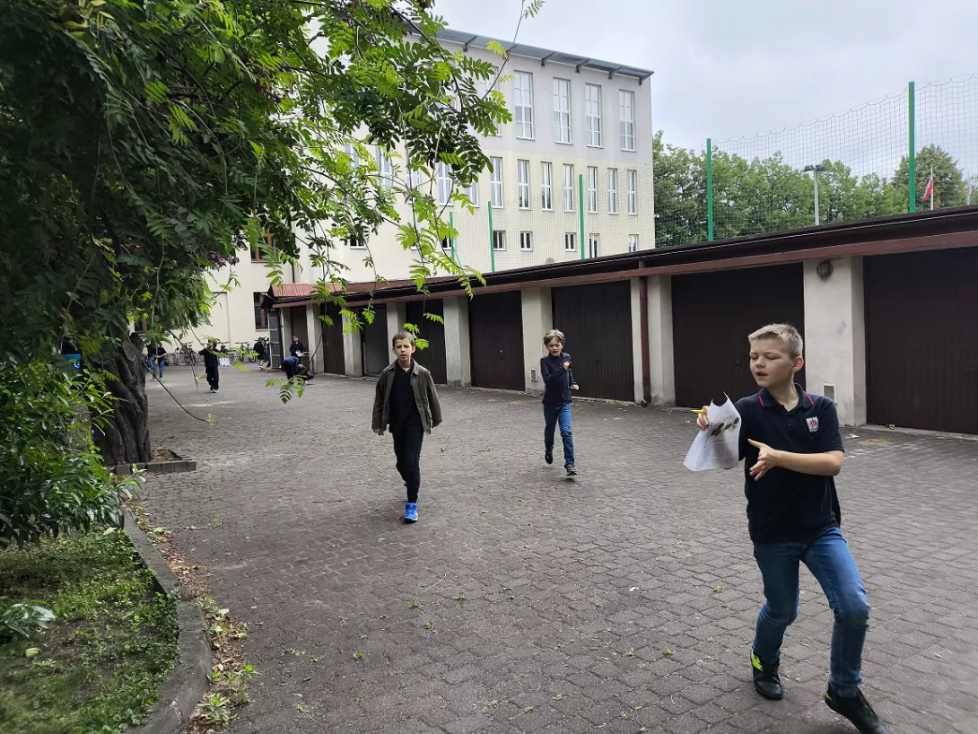 Uczniowie klasy 2B i 2D podczas zajęć