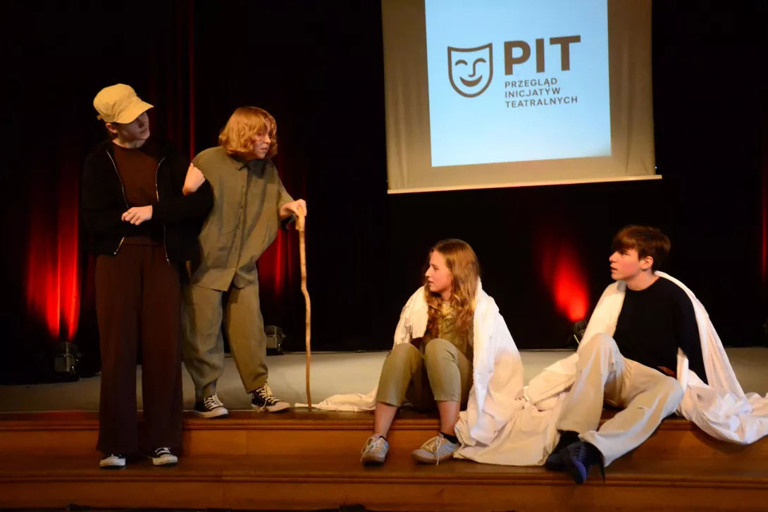 Beznazwy klas 7, fragment spektaklu "Strach się bać", wyreżyserowanego przez Zuzannę Kluszczyńską. 