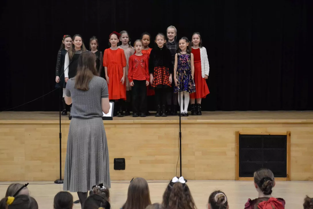 Uczennice klasy 2a śpiewające w czasie świątecznej uroczystości klas wczesnoszkolnych. 