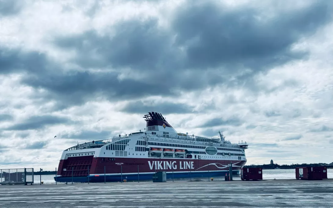 Prom Viking, którym płynęli uczestnicy wycieczki szkolnej.