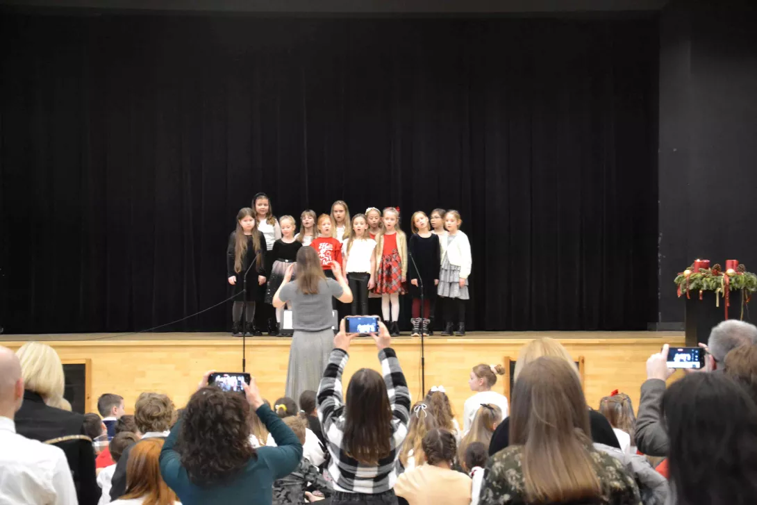 Uczennice klasy 2c śpiewające w czasie świątecznej uroczystości klas wczesnoszkolnych. 