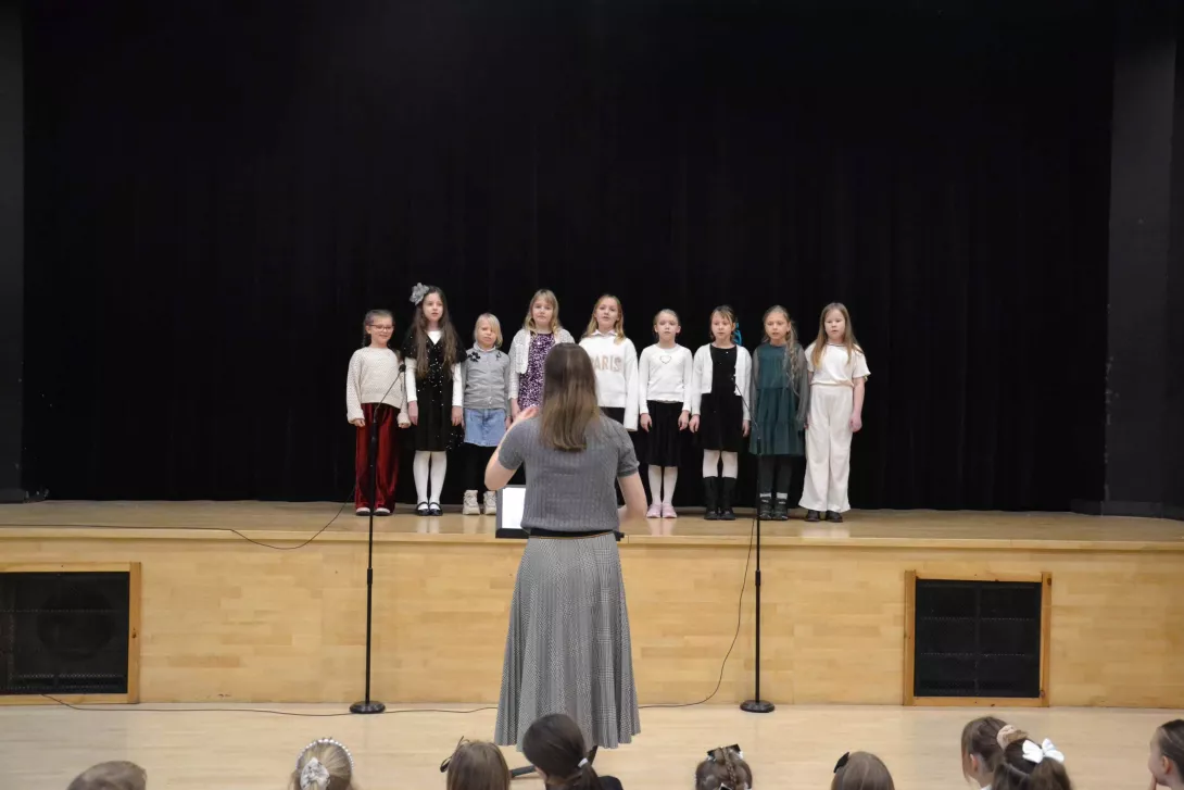 Uczennice klasy 3a śpiewające w czasie świątecznej uroczystości klas wczesnoszkolnych. 