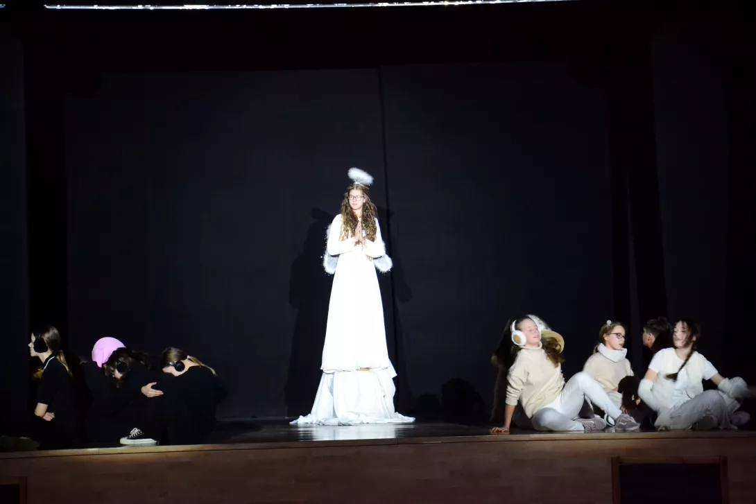 Jasełka 2025 przygotowane przez grupę klas SSP teatru Beznazwy, w reżyserii Zuzanny Kluszczyńskiej.