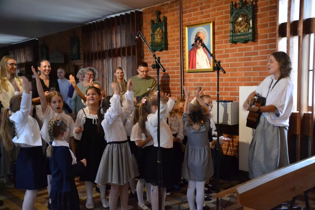 Śpiewająca schola z klasy 1a. 
