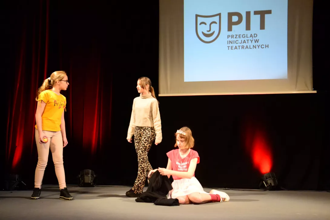 Beznazwy klas 7, fragment spektaklu "Strach się bać", wyreżyserowanego przez Zuzannę Kluszczyńską. 