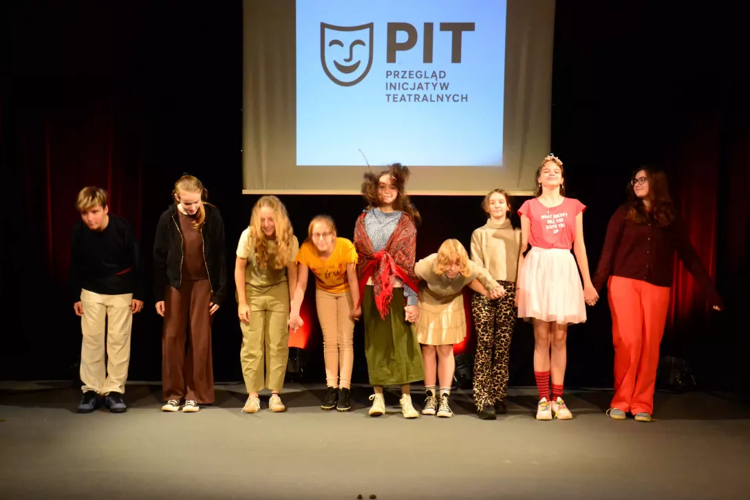 Beznazwy klas 7, fragment spektaklu "Strach się bać", wyreżyserowanego przez Zuzannę Kluszczyńską. 