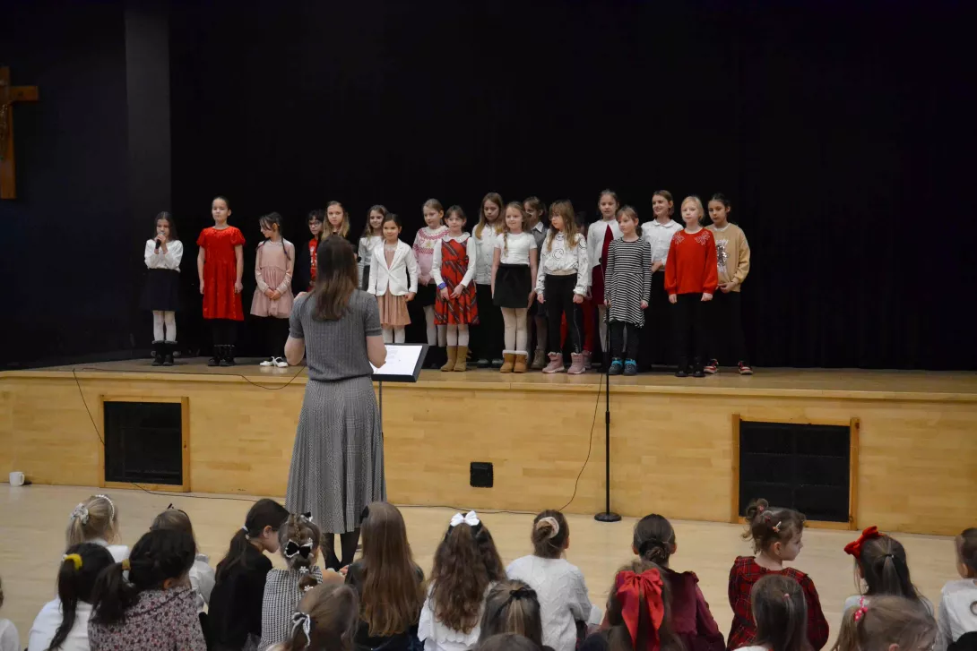 Uczennice klasy 3c śpiewające w czasie świątecznej uroczystości klas wczesnoszkolnych. 