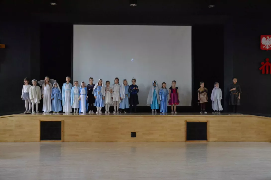 Uczestnicy balu Wszystkich Świętych: klasa 1a.