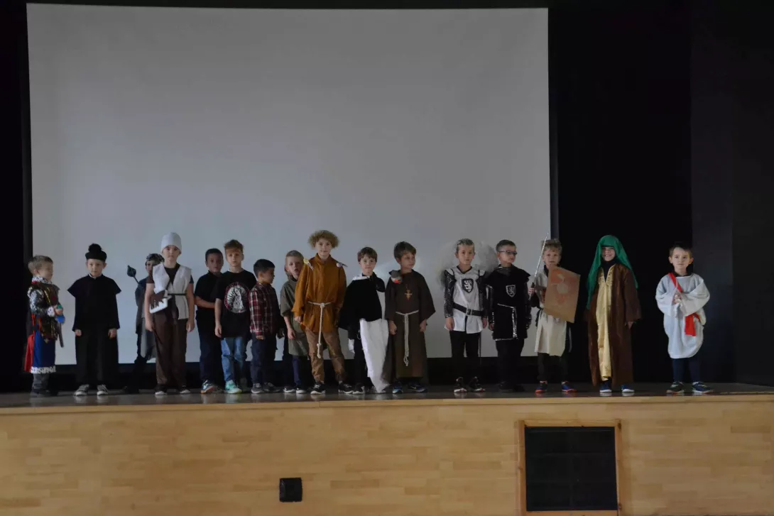 Uczestnicy balu Wszystkich Świętych: klasa 1b.