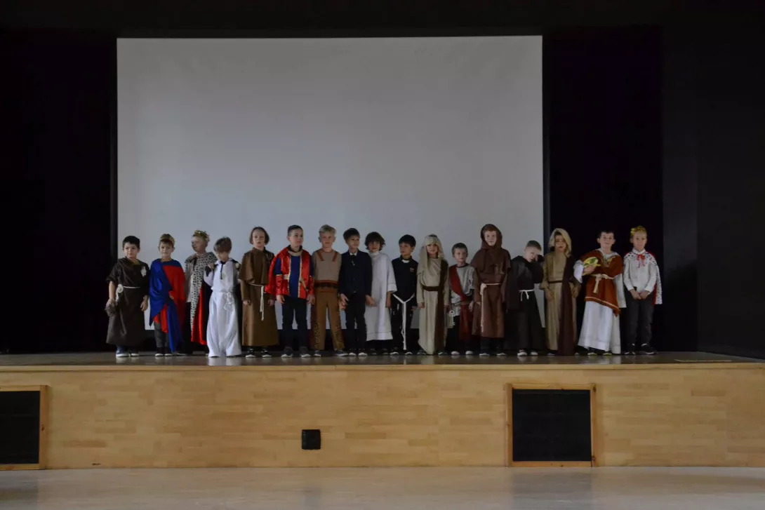 Uczestnicy balu Wszystkich Świętych: klasa 1d.