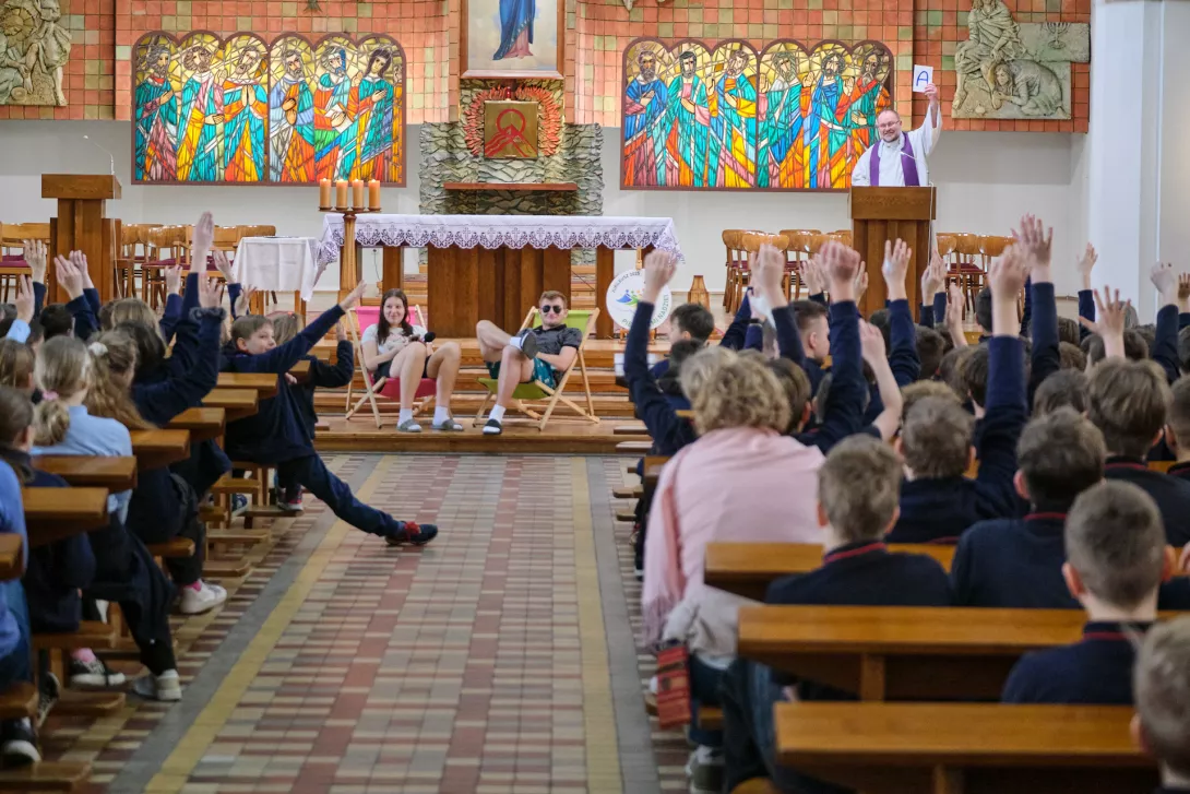 Katecheza w kościele dla szkoły podstawowej prowadzona przez ks. Szymona i wolontariuszy.