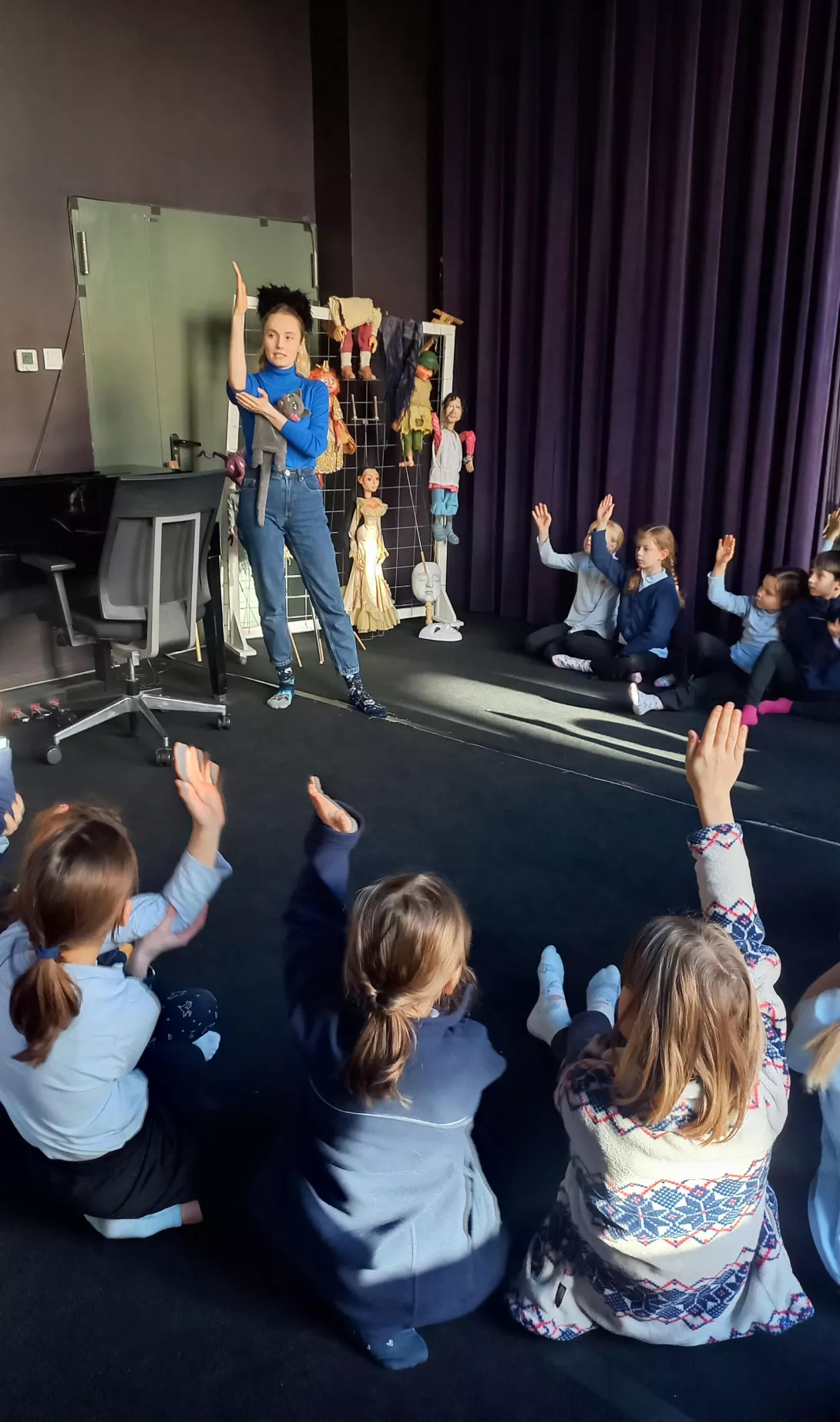 uczennice klasy 2c podczas warsztatów w teatrze lalek