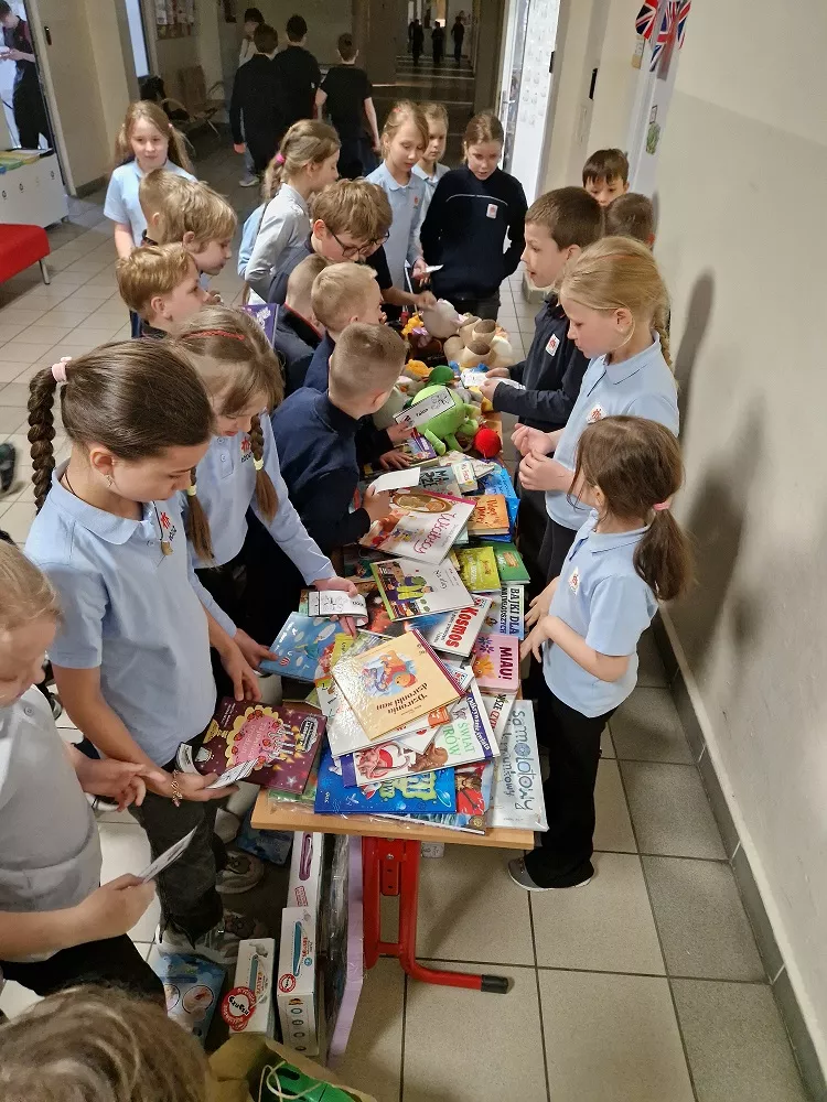 Uczniowie klas wczesnoszkolnych podczas kiermaszu zabawek i książek