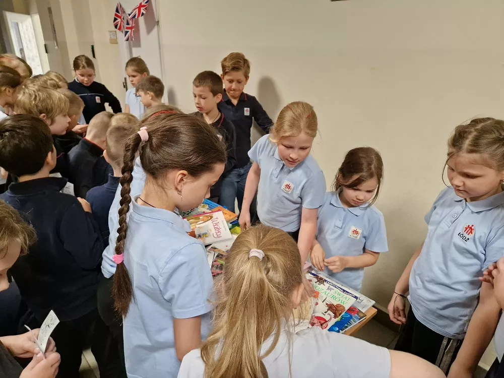 Uczniowie klas wczesnoszkolnych podczas kiermaszu zabawek i książek