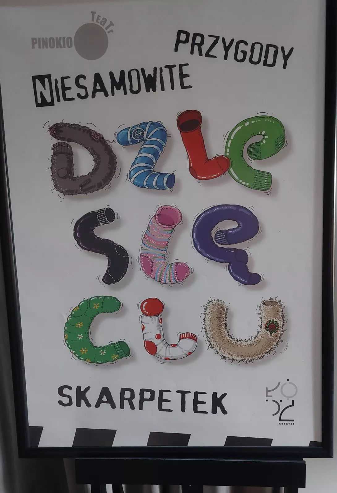 Plakat promujący spektakl "Niesamowite przygody dziesięciu skarpetek".