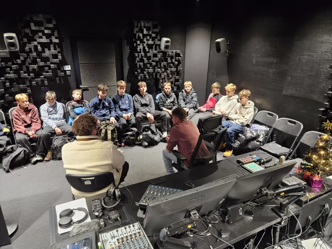 Uczniowie na warsztatach z realizacji dźwięku