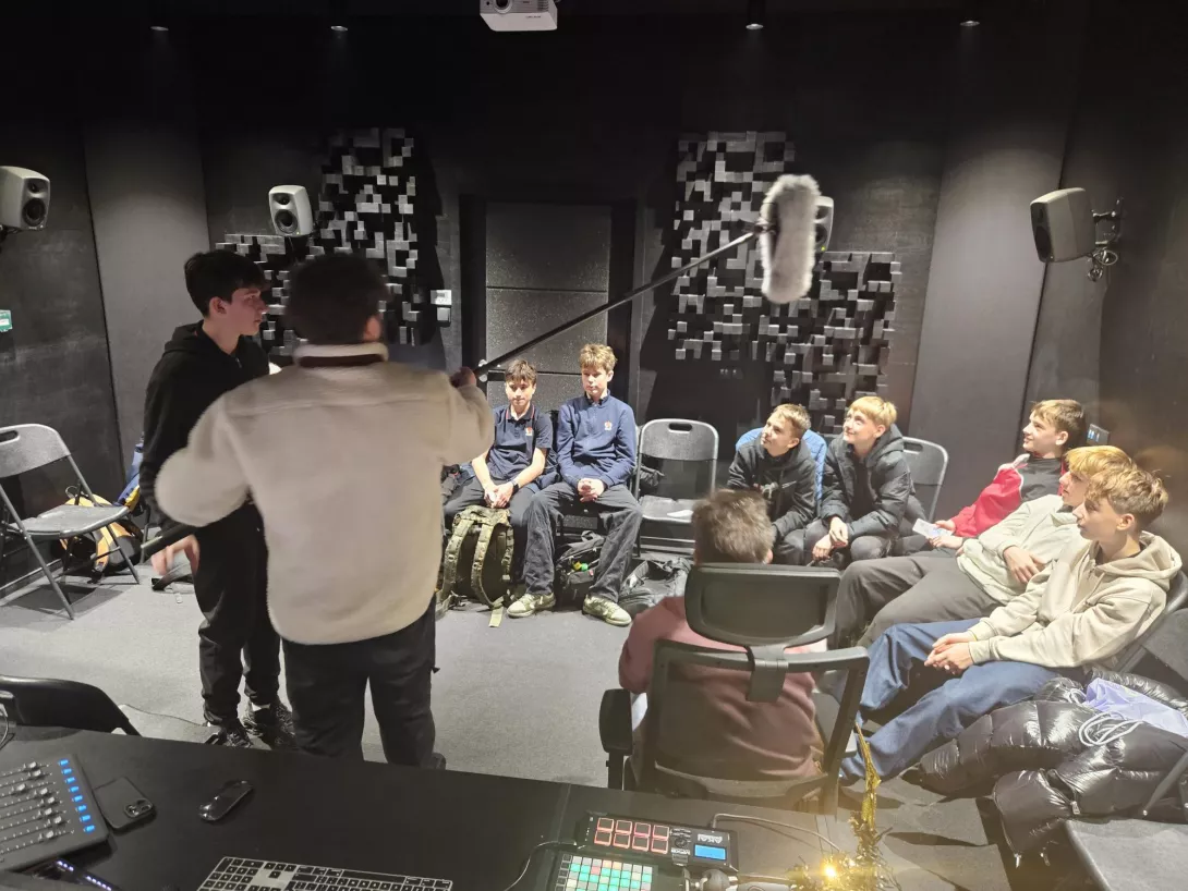 Uczniowie na warsztatach z realizacji dźwięku