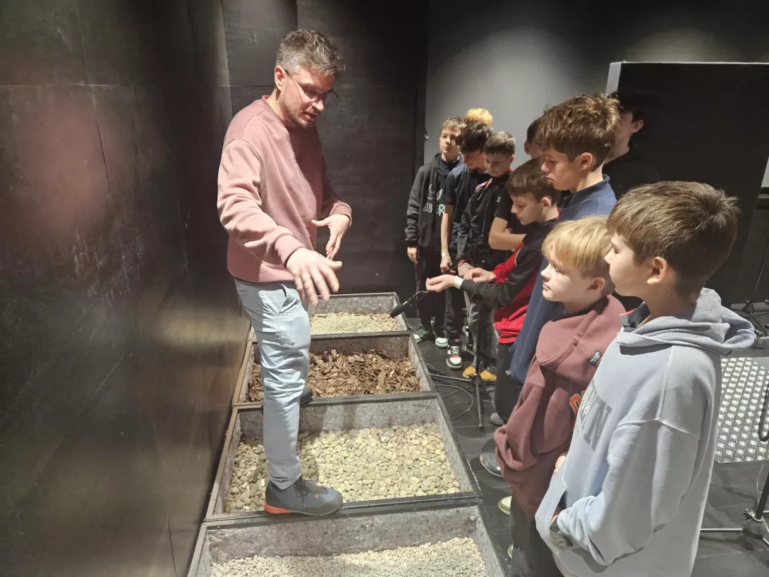 Uczniowie na warsztatach z realizacji dźwięku