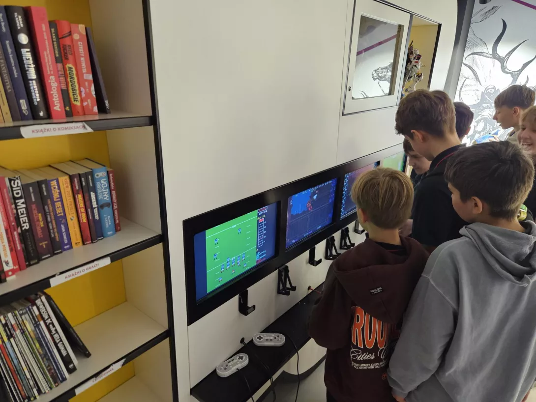 Uczniowie zwiedzają centrum komiksu