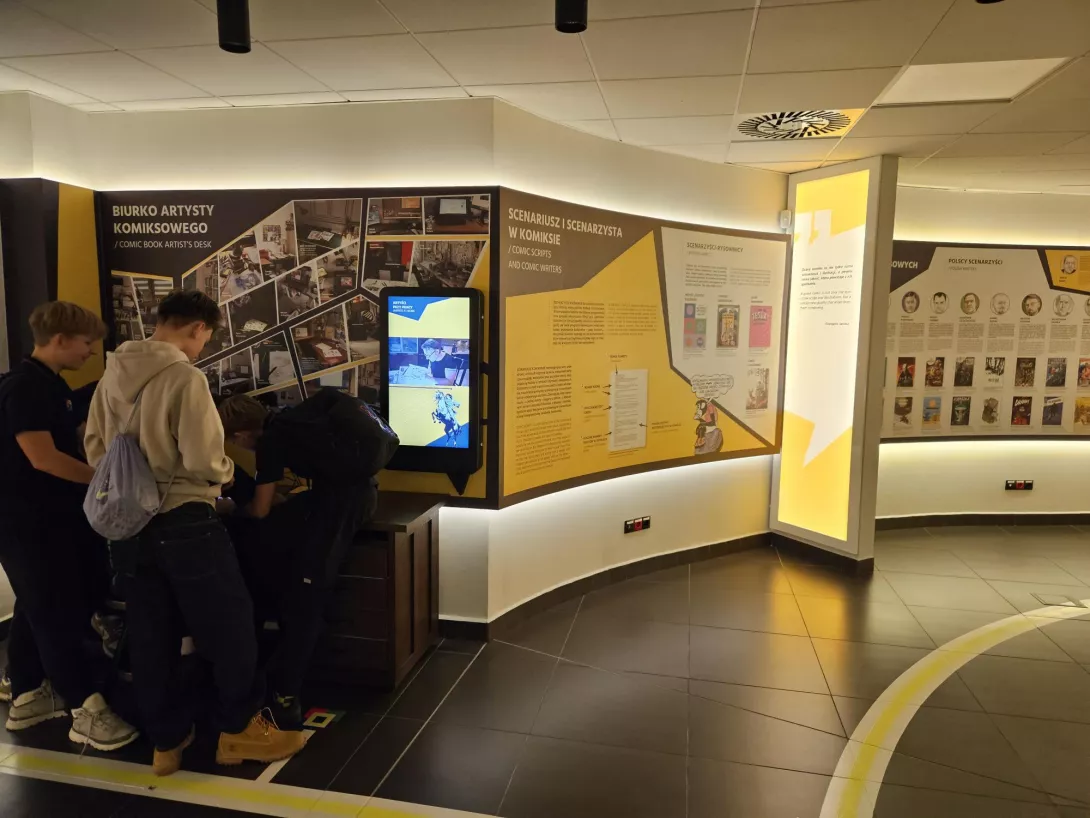 Uczniowie zwiedzają centrum komiksu