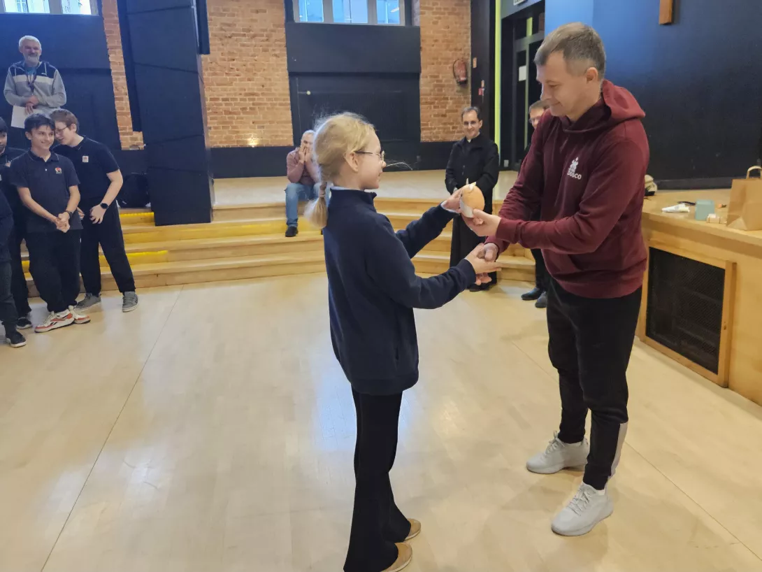 Uczennica otrzymuje chomika