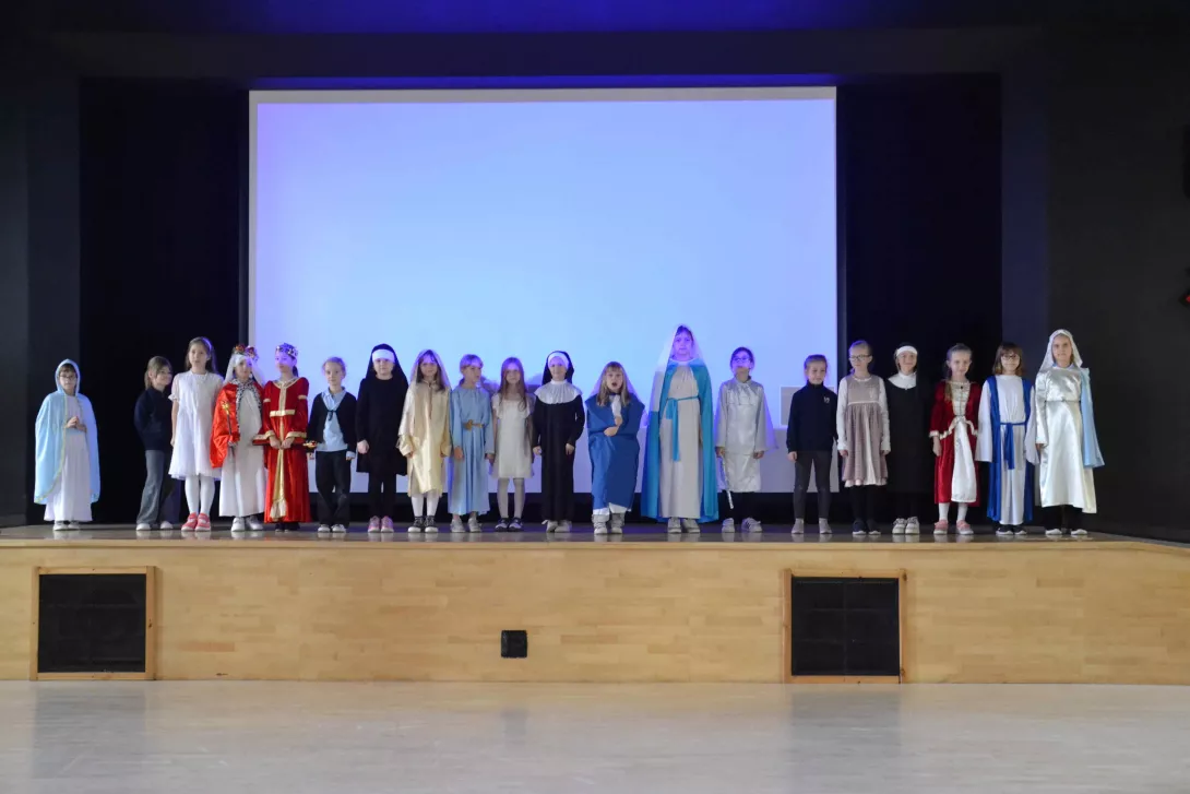 Uczestnicy balu Wszystkich Świętych: klasa 2c.