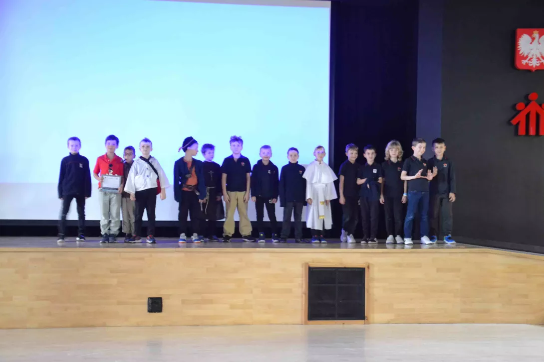 Uczestnicy balu Wszystkich Świętych: klasa 2d.