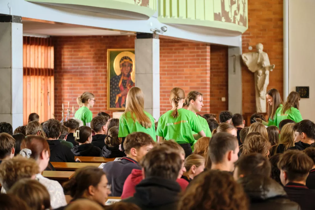 Wolontariusze rozdają uczestnikom czarne kartki i kredy potrzebne do dynamiki „Ciemna dolina”. (fot. Maciej Majtczak)