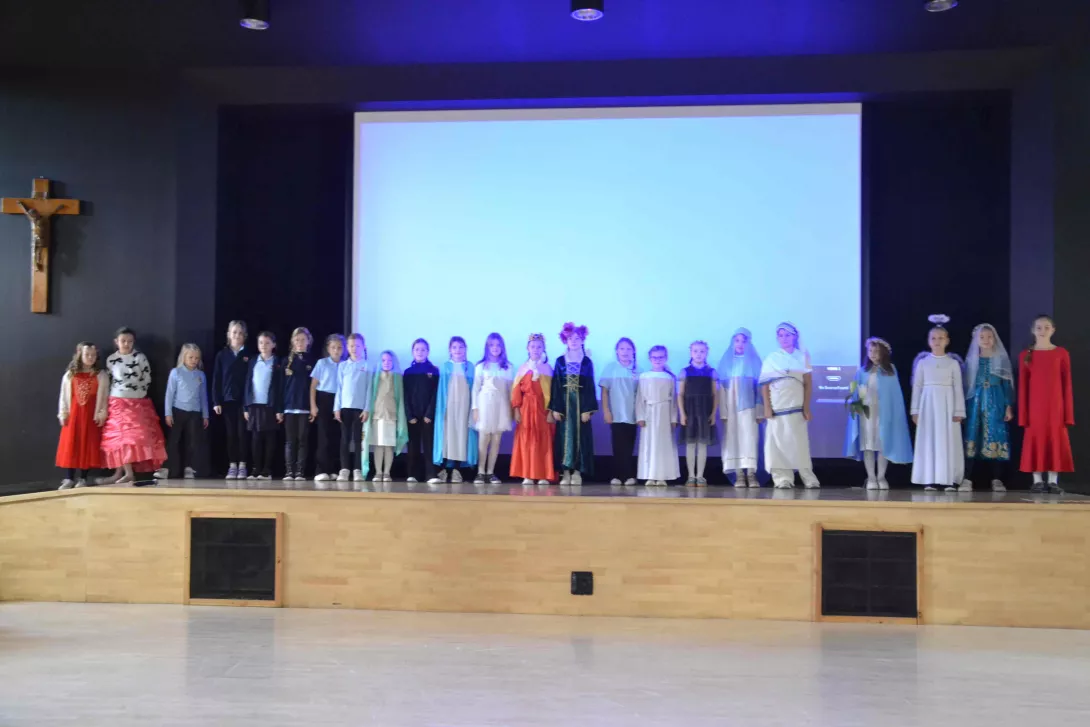 Uczestnicy balu Wszystkich Świętych: klasa 3a.