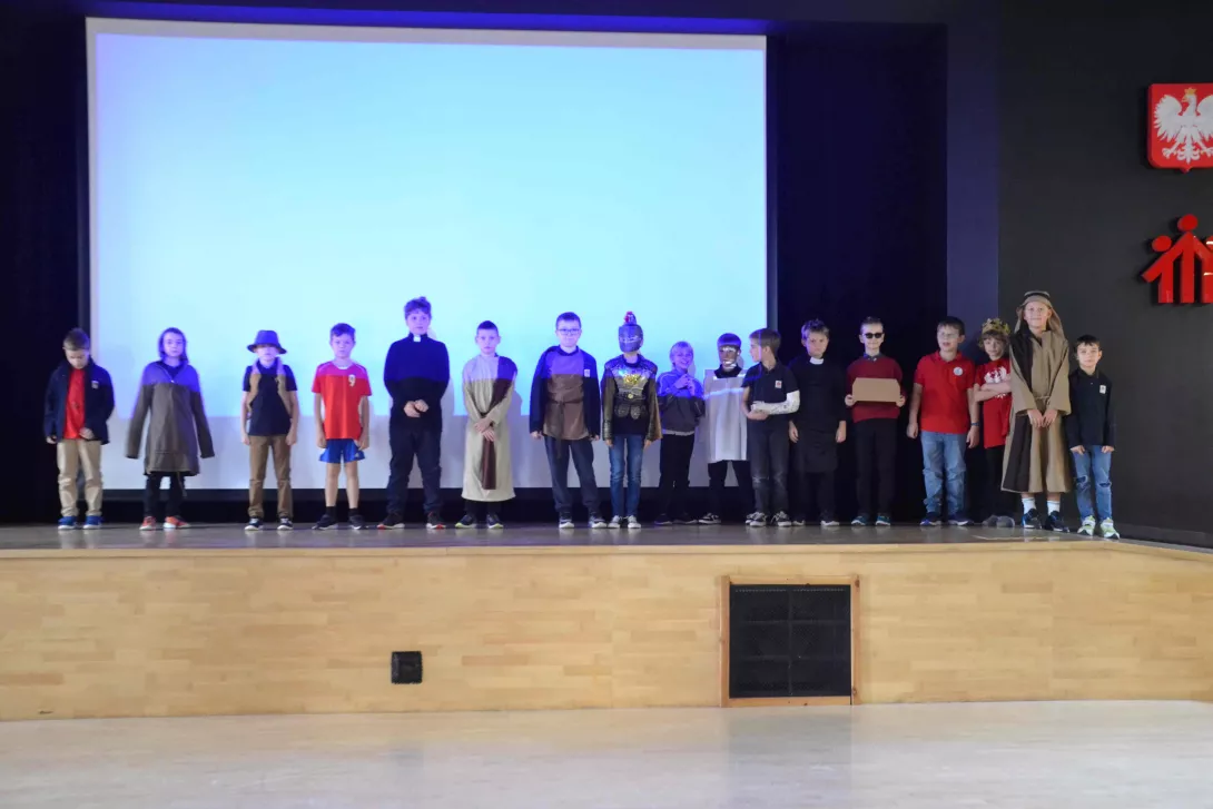 Uczestnicy balu Wszystkich Świętych: klasa 3b.