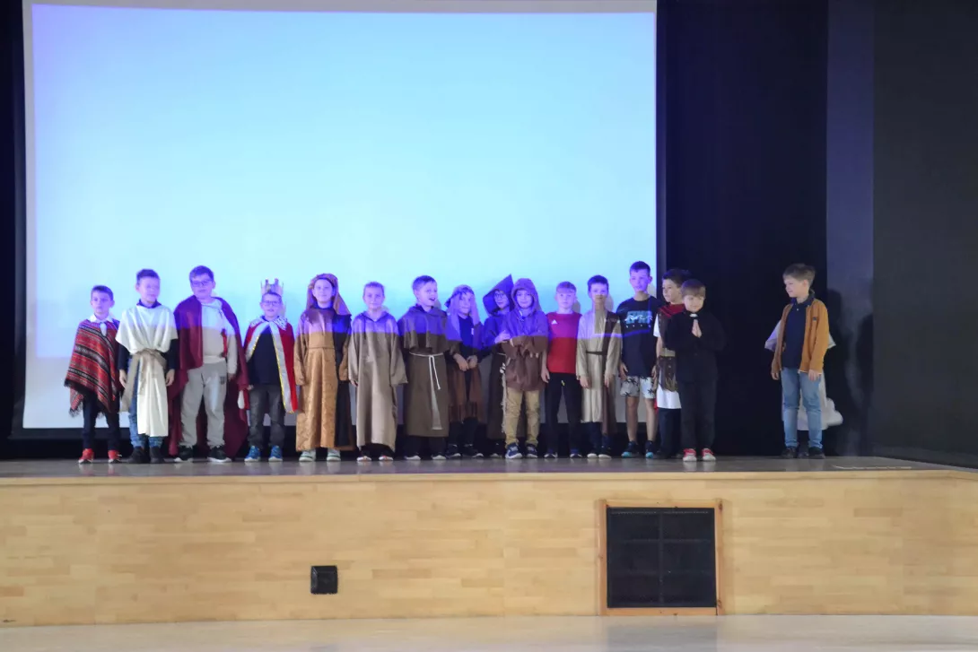 Uczestnicy balu Wszystkich Świętych: klasa 3d.