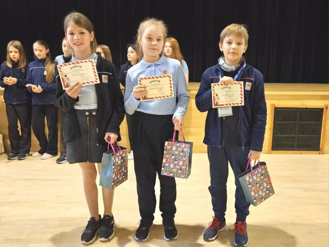 Uczniowie z nagrodami 