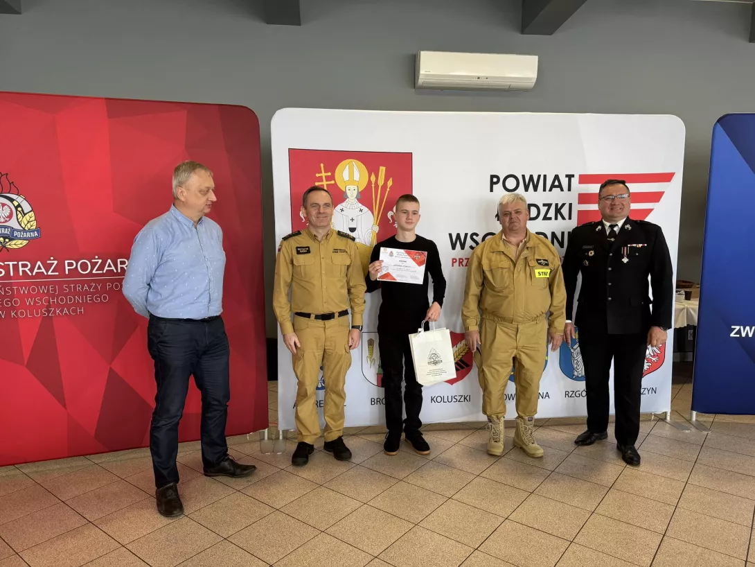Konstanty Zwierzak odbiera dyplom Ogólnopolskiego Turnieju Wiedzy Pożarniczej w Andrespolu.