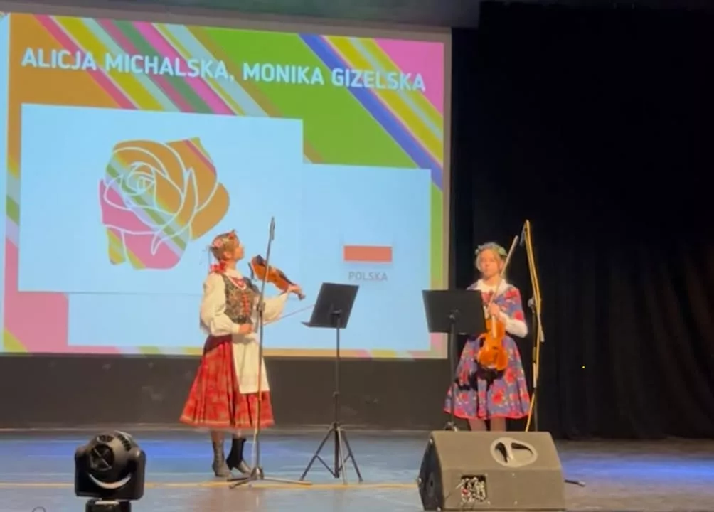 Dziewczęta w czasie występu podczas Międzynarodowego Festiwalu Twórczości Młodych Folkowe Inspiracje 2025.