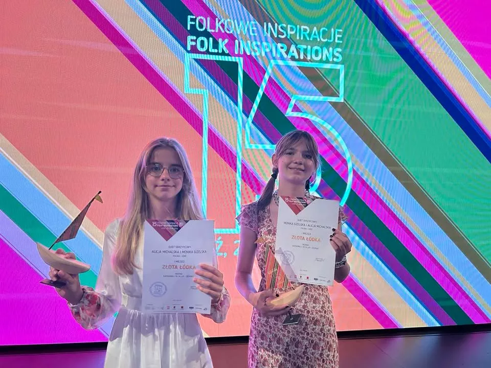 Alicja Michalska oraz Monika Gizelska odbierają nagrodę Złotą Łódką 2025.