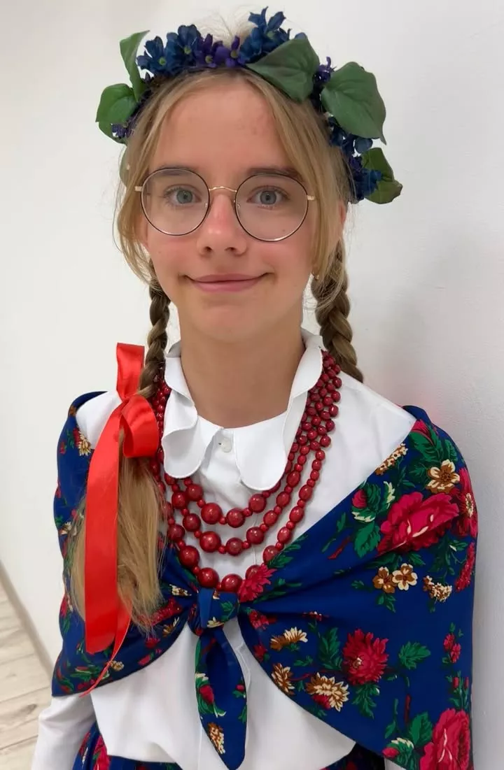 Uczennica naszej szkoły w stroju ludowym.