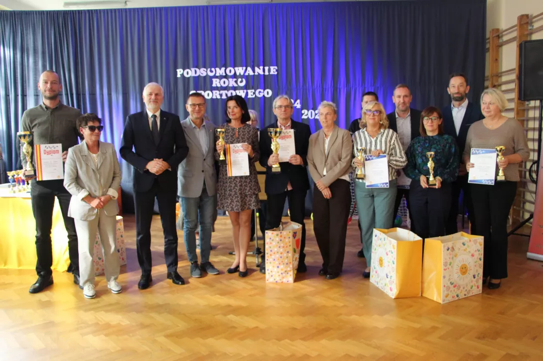 Zdjęcie przedstawicieli szkół, którzy otrzymali nagrody za udział w Szkolnych Mistrzostwach Łodzi.