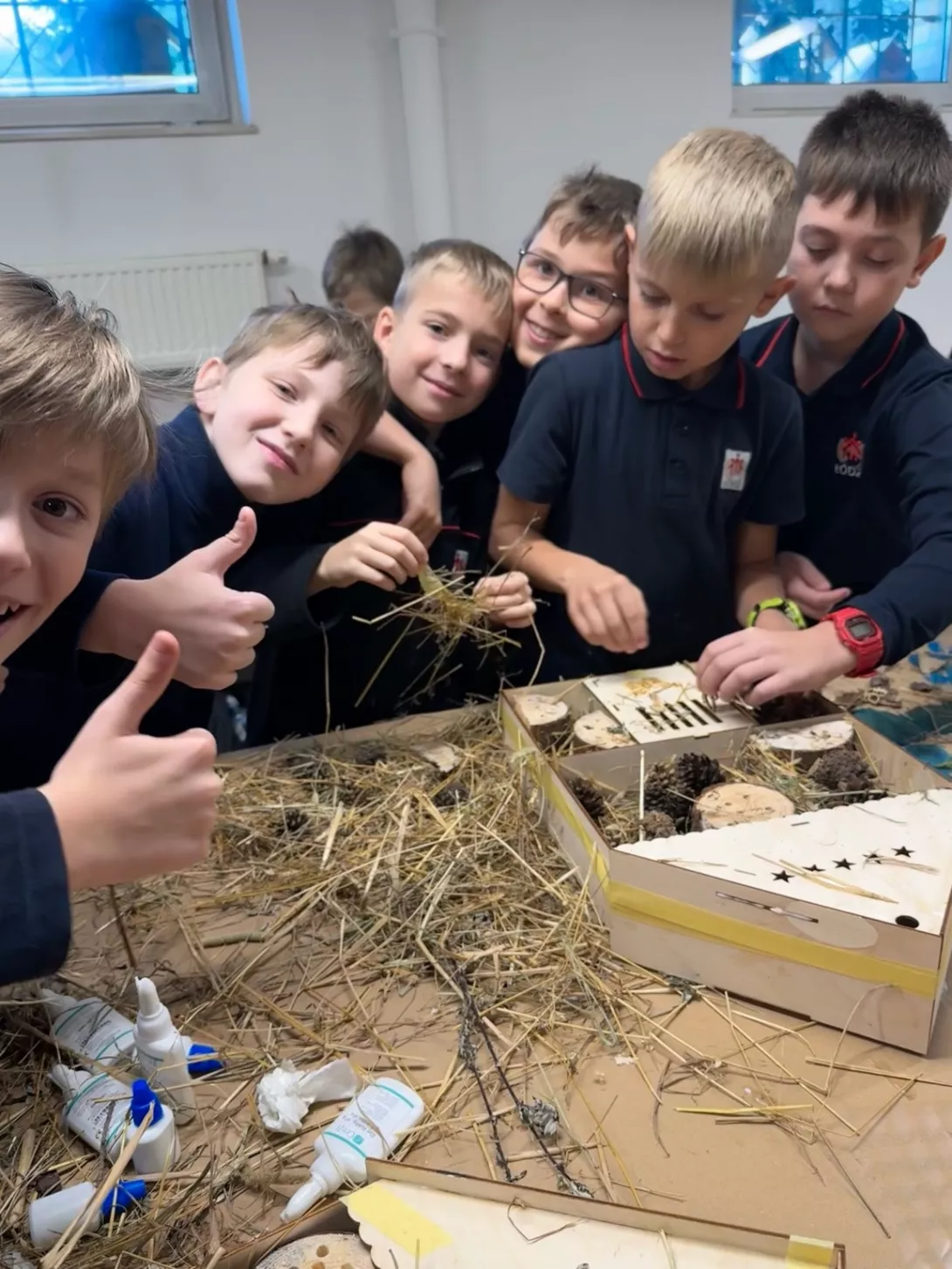 Współpraca, uśmiech i zaangażowanie przy tworzeniu hotelu dla owadów.