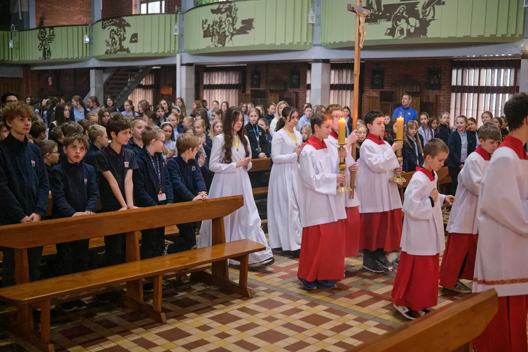 Procesja wejścia na rozpoczęcia liturgii dla 4-6 SSP.