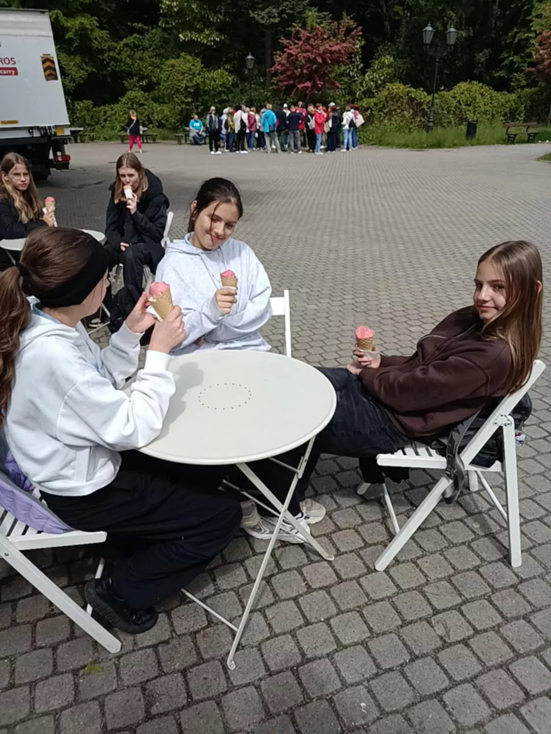 Uczennice jedzą lody