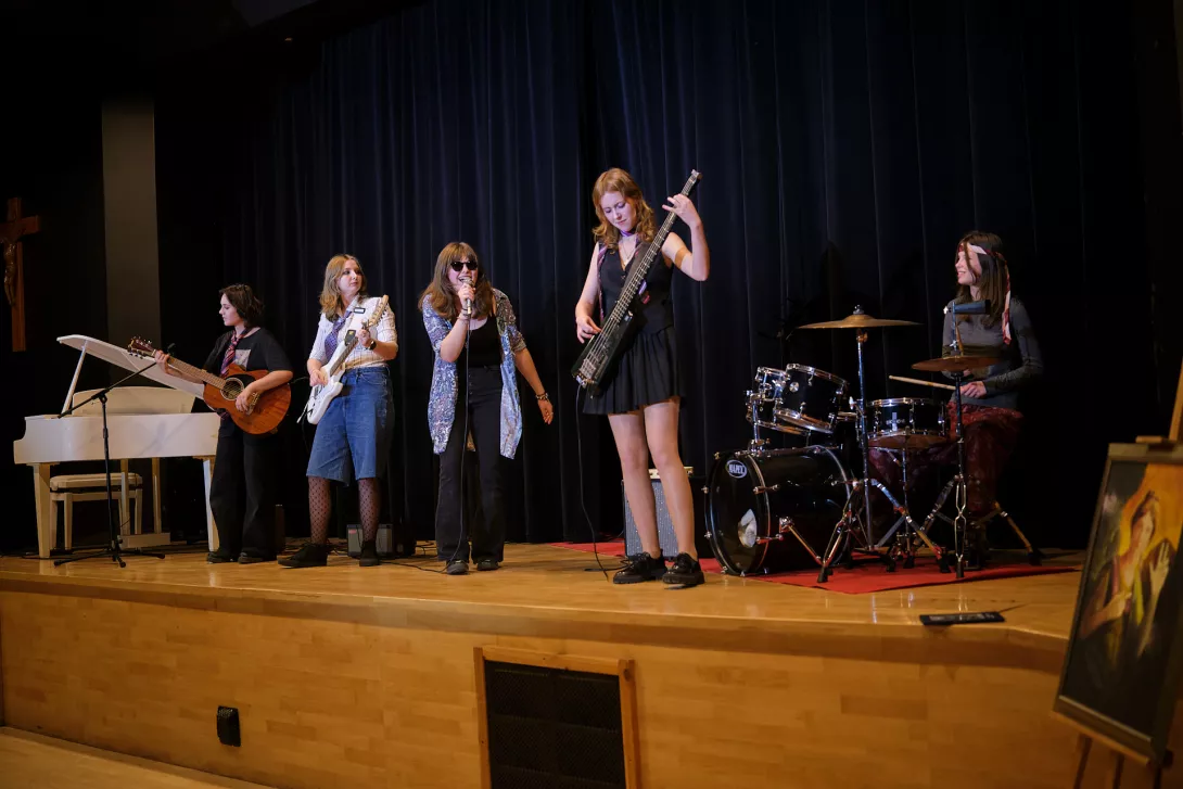 Pięcioosobowy zespół dziewczyn wykonuje "The passenger" Iggy Poppa.